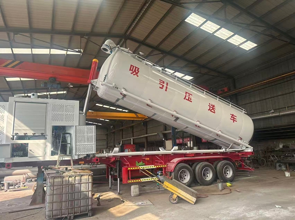 吸引压送罐车