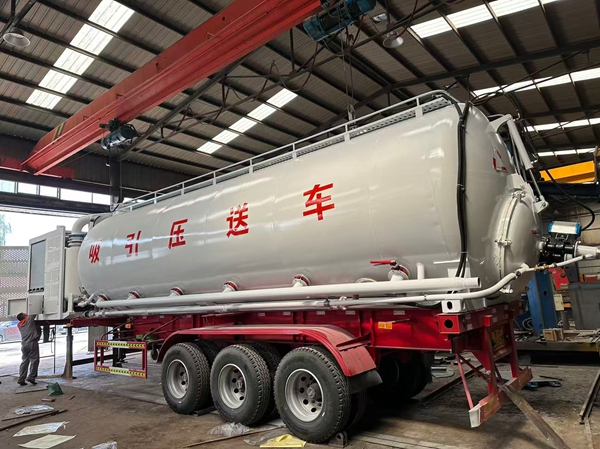 罐式吸引压送车